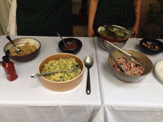 A mesa de saladas e acompanhamentos A mesa de saladas e acompanhamentos