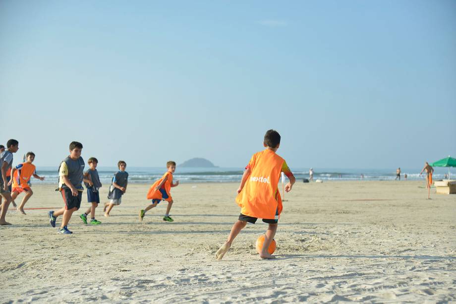 Futebol é sempre um favorito da molecada