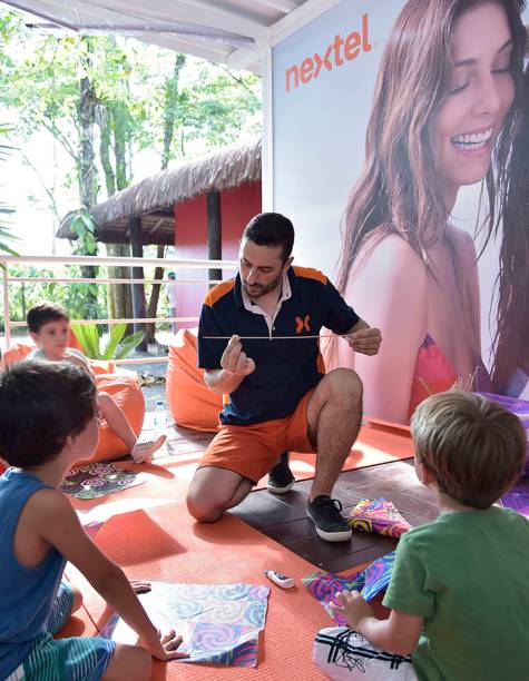 Crianças se divertem fazendo a própria pipa com o oficioneiro Rodrigo Frias Crianças se divertem fazendo a própria pipa com o oficioneiro Rodrigo Frias