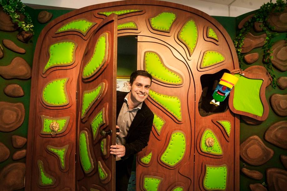 Logo na entrada de <em>Castelo R&aacute;-Tim-Bum - A Exposi&ccedil;&atilde;o</em>, o porteiro recebe os visitantes, com o mesmo bord&atilde;o que recebia as crian&ccedil;as no programa: Klift Kloft Still, a porta se abriu! Na foto, Luciano Amaral - ator que interpretava Pedro