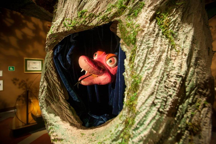 A &aacute;rvore revela Celeste, uma cobra falante e cor de rosa