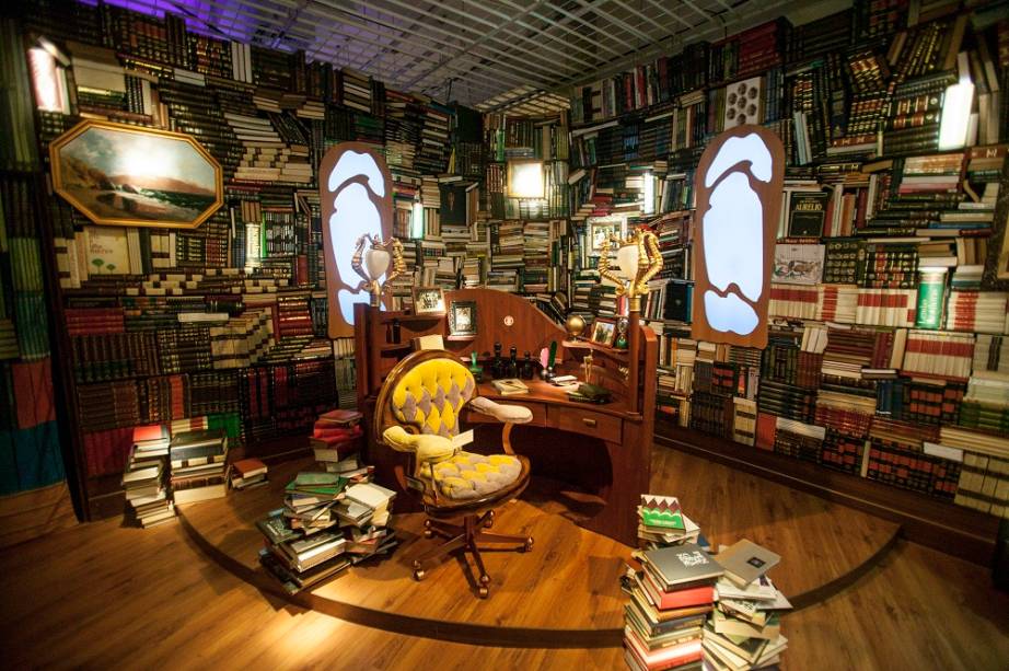 A biblioteca tamb&eacute;m foi remontada na mostra. Nas paredes cobertas por livros, h&aacute; quatro exemplares m&aacute;gicos. Basta pux&aacute;-los para eles come&ccedil;arem "a falar". Uma voz explica que um deles, por exemplo, &eacute; uma obra de feiti&ccedil;aria