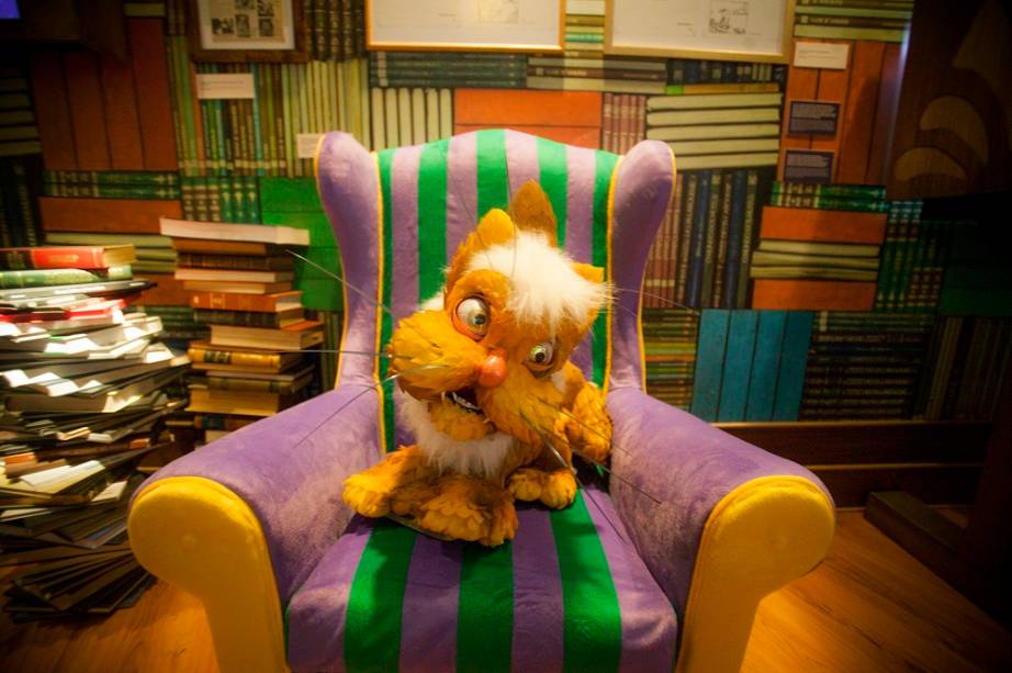 Nela fica o famoso gato. Apaixonado por literatura, ele chama aten&ccedil;&atilde;o por viver estirado na poltrona