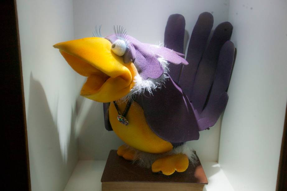 Adelaide, a gralha de Morgana, n&atilde;o poderia ficar de fora, com o boneco original