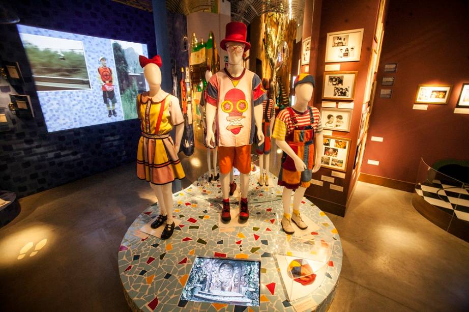 S&atilde;o exibidos figurinos originais usados pelo elenco, como as roupas de Biba), Pedro e Zequinha