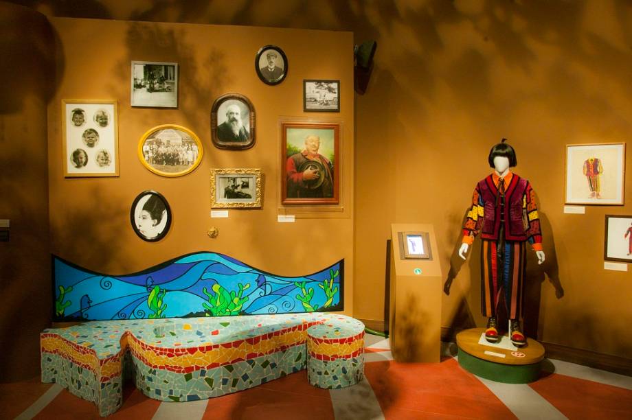 O figurino usado por C&aacute;ssio Scapim e parte da sala do Castelo montada no MIS