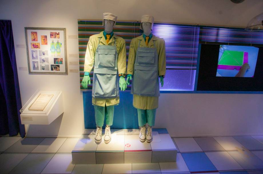 Tamb&eacute;m &eacute; poss&iacute;vel ver de perto as roupas usadas por T&iacute;bio e Per&ocirc;nio. Os figurinos ficam em um ambiente que reproduz o laborat&oacute;rio dos cientistas, conhecidos por contar curiosidades no programa