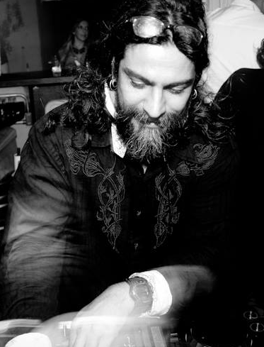 O professor de ioga André Meyer ataca de DJ SOHM O professor de ioga André Meyer ataca de DJ SOHM