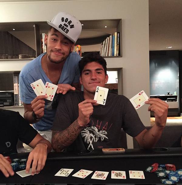 Gabriel Medina recebe homenagem e ganha estátua em Maresias