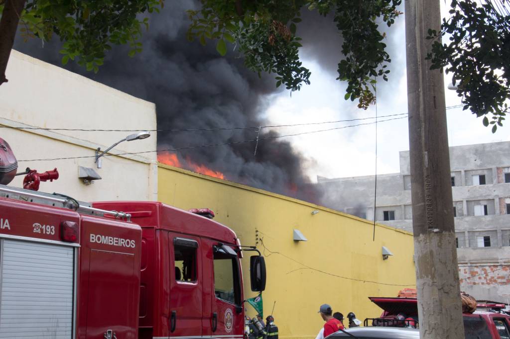 Incêndio de grandes proporções atinge galpão no Pari