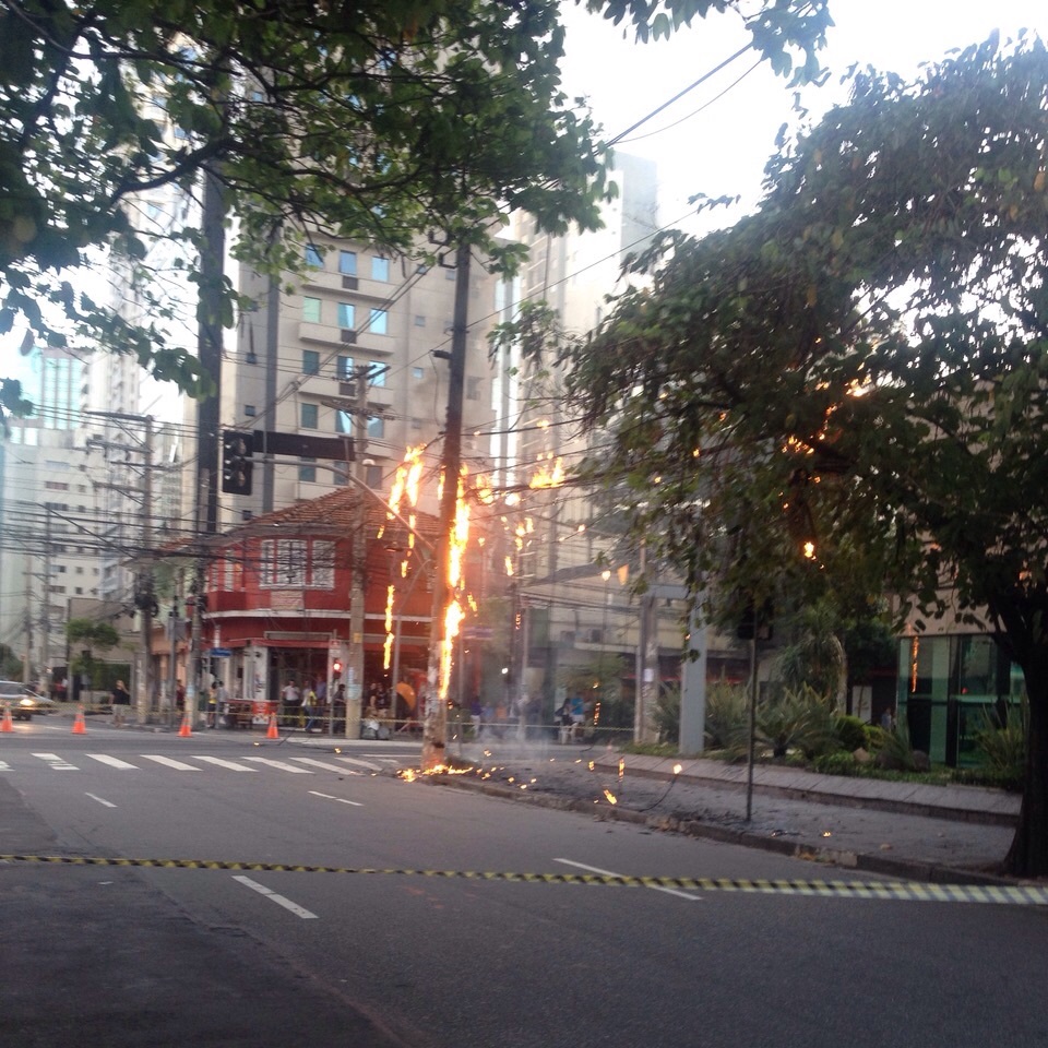 Poste pega fogo e causa correria no Itaim Bibi