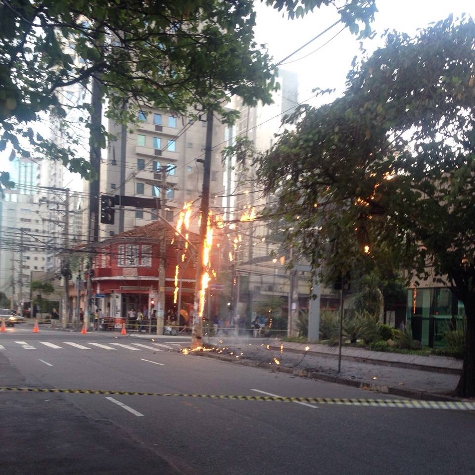 Poste pega fogo e causa correria no Itaim Bibi