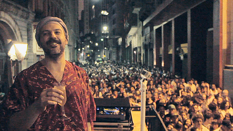 Coletivos de DJs organizam festas gratuitas nas ruas e praças da cidade