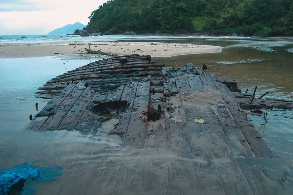 Protesto contra cobrança de pedágio impede acesso a praia de Ilhabela