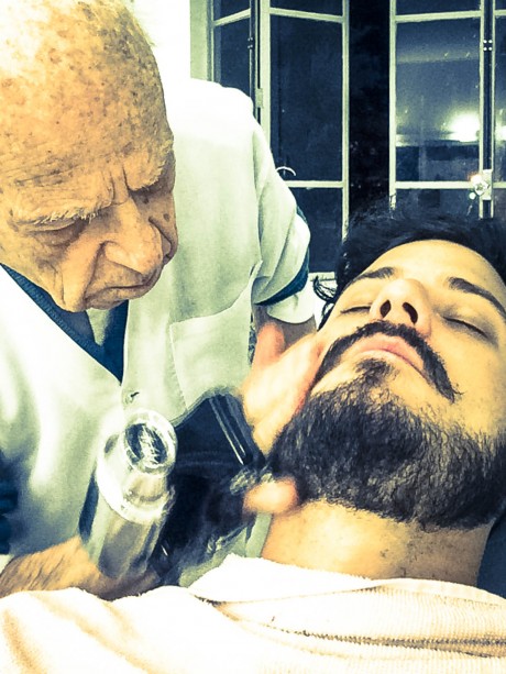 Aos 100 anos, barbeiro mais antigo de São Paulo se aposenta