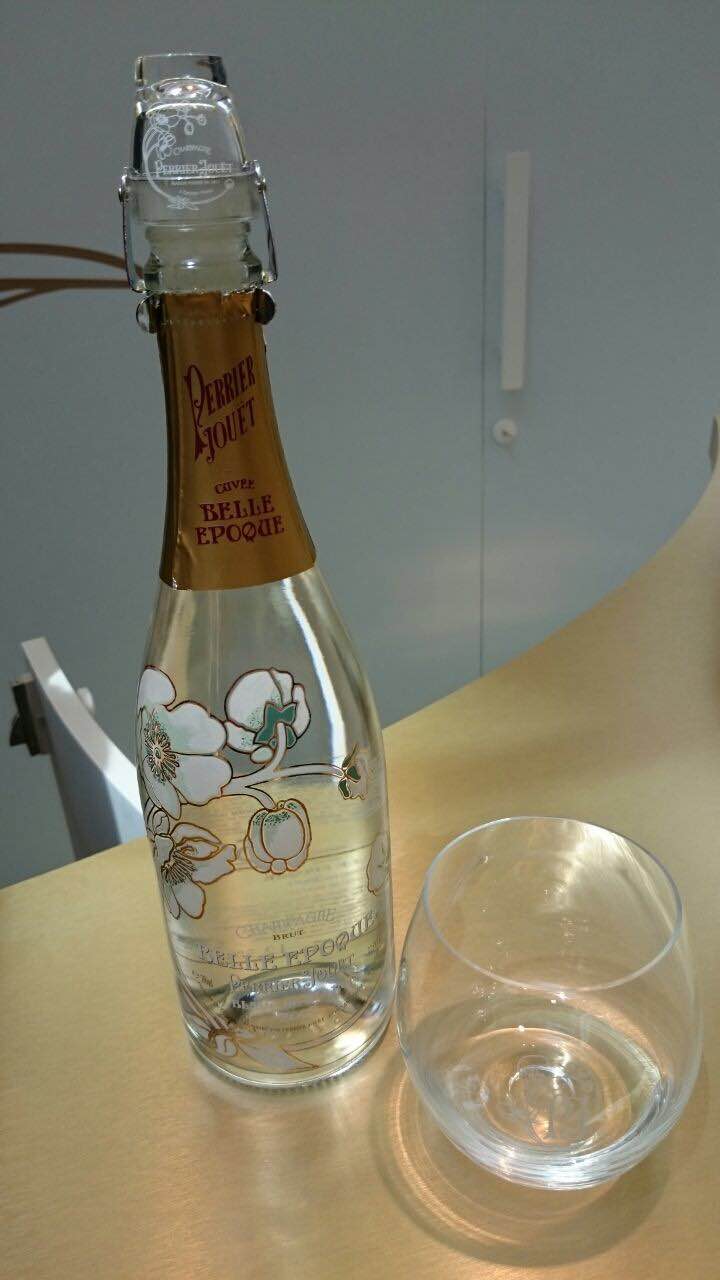 Loja serve taça de espumante por 270 reais