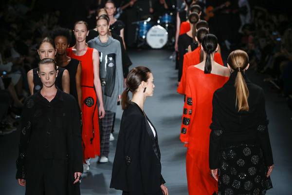 Estreia da SPFW tem inspirações elegantes e acessórios com cristais