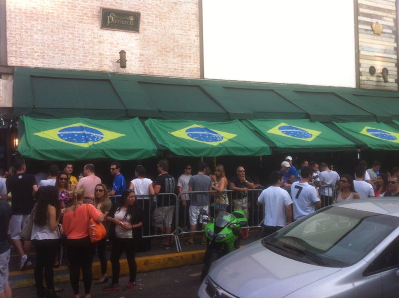 Bares da Vila usam grades para afastar multidão e evitar calote