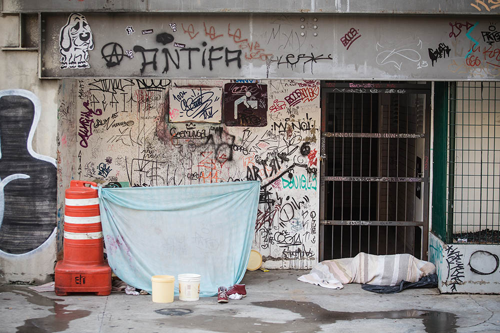 Decreto libera colchões e barracas de moradores de rua