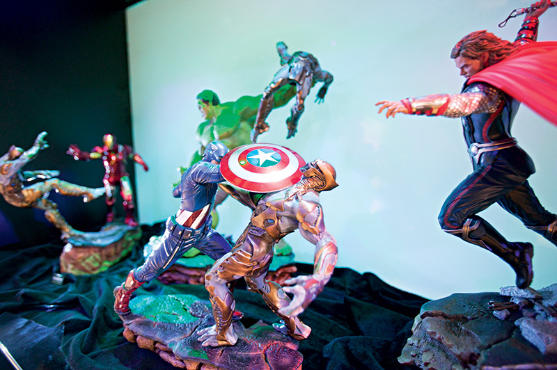 Reprodução de cena de Os Vingadores: estatuetas totalmente articuláveis permitem diversas configurações Reprodução de cena de Os Vingadores: estatuetas totalmente articuláveis permitem diversas configurações