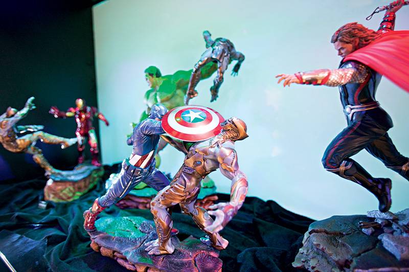 Reprodução de cena de Os Vingadores: estatuetas totalmente articuláveis permitem diversas configurações Reprodução de cena de Os Vingadores: estatuetas totalmente articuláveis permitem diversas configurações