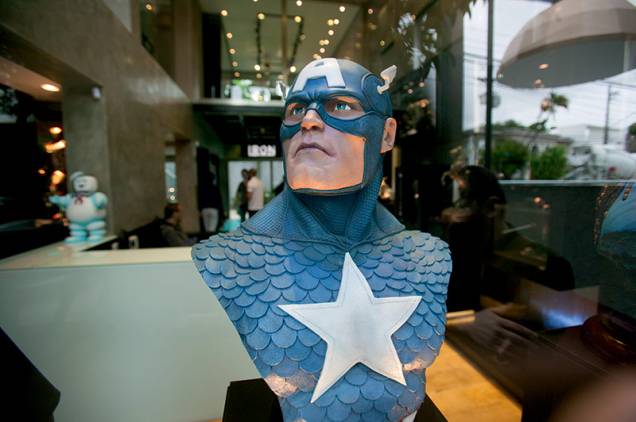 Busto do Capit&atilde;o Am&eacute;rica com o uniforme original dos quadrinhos