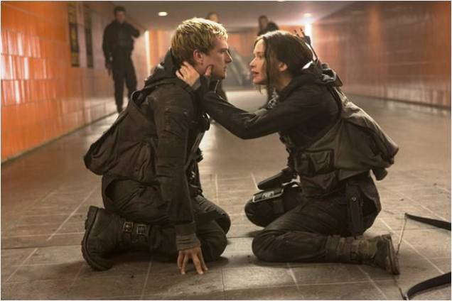 Jogos Vorazes: A Esperança - O Final: os jovens atores Josh Hutcherson e Jennifer Lawrence Jogos Vorazes: A Esperança - O Final: os jovens atores Josh Hutcherson e Jennifer Lawrence