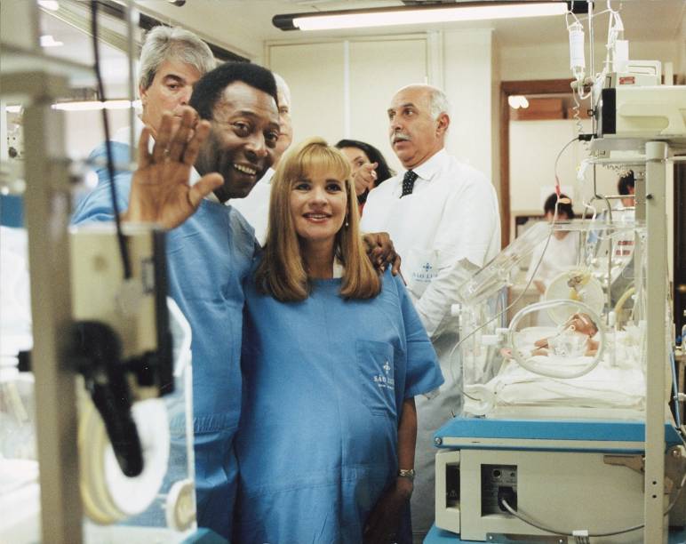 Pelé e a ex-mulher, Assíria Seixas Lemos, após o nascimento dos gêmeos Celeste e Joshua, com o médico Roger Abdelmassih ao fundo, na UTI da Maternidade São Luiz. O médico tinha uma extensa lista de famosos entre os clientes Pelé e a ex-mulher, Assíria Seixas Lemos, após o nascimento dos gêmeos Celeste e Joshua, com o médico Roger Abdelmassih ao fundo, na UTI da Maternidade São Luiz. O médico tinha uma extensa lista de famosos entre os clientes