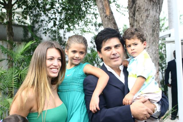 Em 2006, Abdelmassih organizou uma festa em sua clínica, no Jardim Paulista, para comemorar o nascimento do bebê de número 5 mil concebido através do seu método de fertilização in vitro. Na foto, o casal Elaine e César Filho com os filhos, Luma e Luigi. Em 2006, Abdelmassih organizou uma festa em sua clínica, no Jardim Paulista, para comemorar o nascimento do bebê de número 5 mil concebido através do seu método de fertilização in vitro. Na foto, o casal Elaine e César Filho com os filhos, Luma e Luigi.