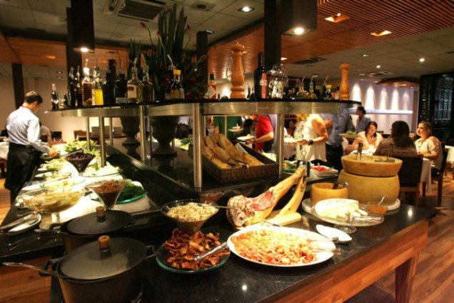 Fogo de Ch&atilde;o, eleita a melhor churrascaria em sistema de rod&iacute;zio pelo especial "VEJA Comer & Beber 2015"
