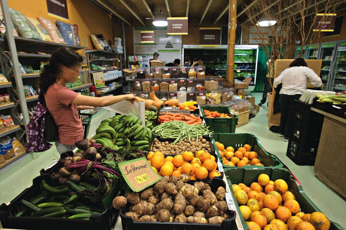 Mercados que possuem espaços para almoço saudável e refeições rápidas
