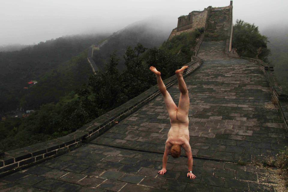 Turista publica fotos nu e de ponta cabeça em vários lugares do mundo