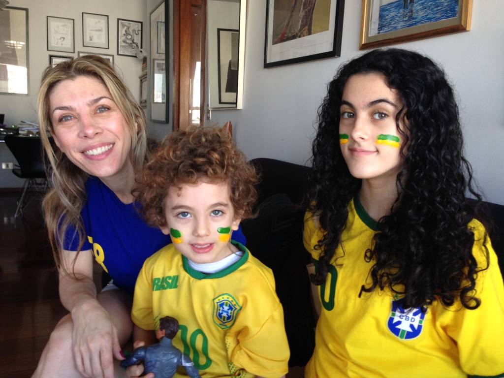 A emoção do garoto Theo ao ouvir os primeiros sons