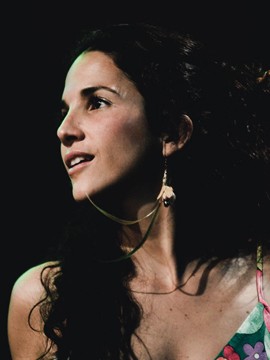 Verônica Ferriani canta música de novo álbum; assista ao musical