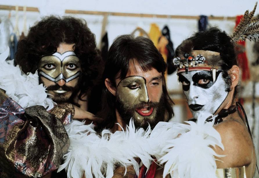 Extravagantes e iconoclastas, Ney Matogrosso, Jo&atilde;o Ricardo e G&eacute;rson Conrad ousaram em plena vig&ecirc;ncia do regime militar nos anos 70. A trajet&oacute;ria da forma&ccedil;&atilde;o cl&aacute;ssica foi curta &ndash; n&atilde;o mais que dois anos -, o bastante para lan&ccedil;ar <em>Secos & Molhados</em> (1973) e <em>Secos & Molhados II</em> (1974), presen&ccedil;as obrigat&oacute;rias em qualquer lista de melhores discos daquele per&iacute;odo.