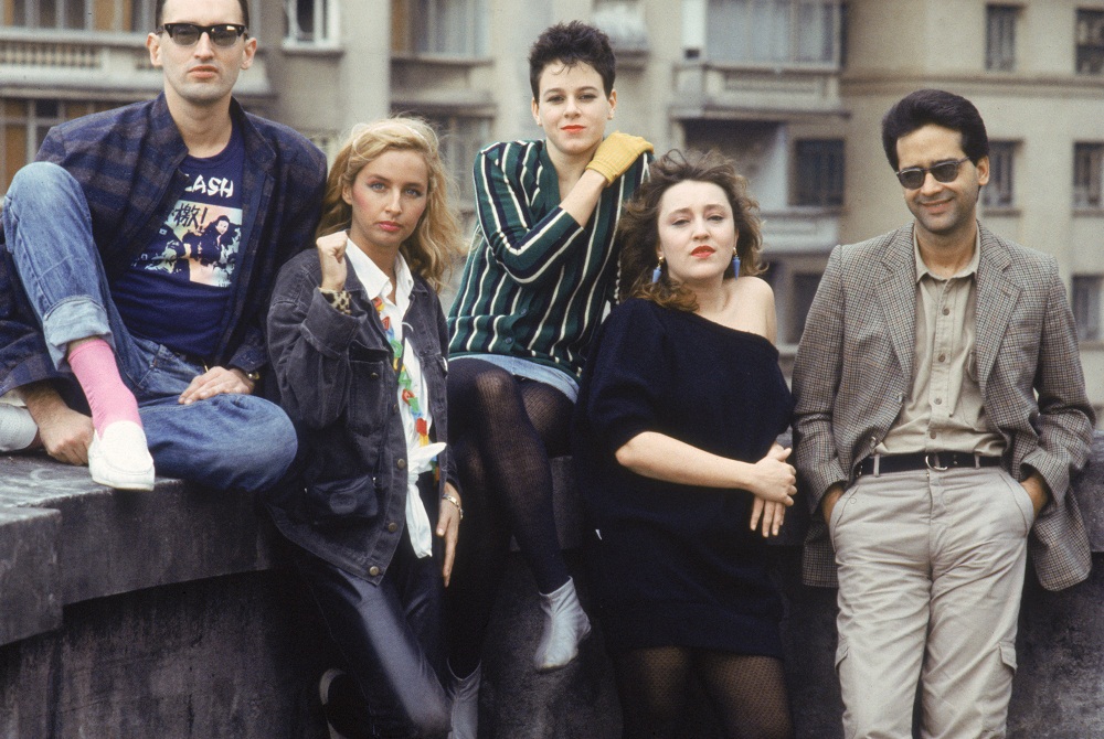 Grande injusti&ccedil;ada do rock brasileiro, a banda Gang 90 e as Absurdettes foi fundamental na cena da new wave brasileira que dominou o nosso rock na d&eacute;cada de 1980. J&uacute;lio Barroso, compositor de talento que fundou a banda, morreu tragicamente em 1984 ao cair da janela de seu apartamento, um ano depois do lan&ccedil;amento do estupendo <em>Essa Tal de Gang 90 e as Absurdettes</em>.