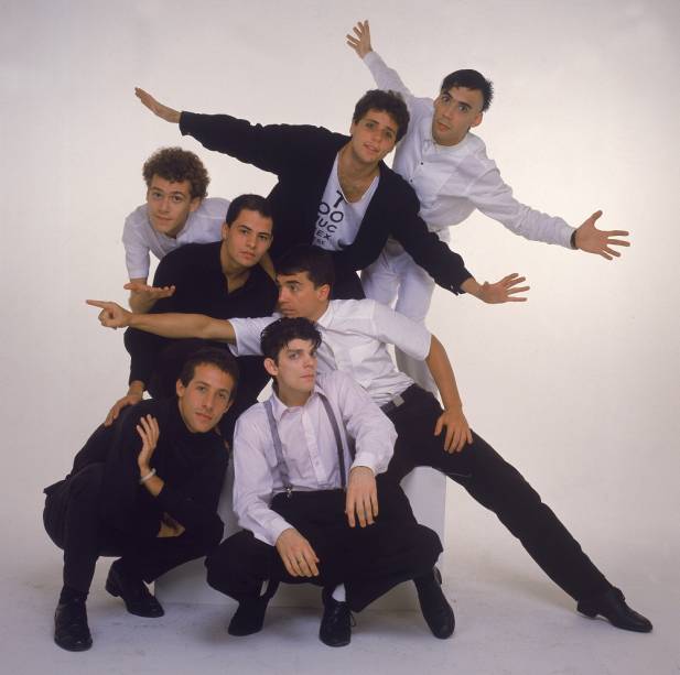 Talvez a banda mais bem sucedida da f&eacute;rtil d&eacute;cada de 1980, os Tit&atilde;s se beneficiaram das diversas influ&ecirc;ncias de seus numerosos integrantes. Cabia de tudo: punk, reggae, ska, MPB... Ao longo dos anos, Arnaldo Antunes, Nando Reis, Paulo Miklos e Charles Gavin deixaram o grupo para seguir carreiras-solo e tocar projetos pessoais. Marcelo Fromer, guitarrista, morreu ao ser atropelado por uma moto em 2001. Neste ano, eles lan&ccedil;aram o elogiado <em>Nheengatu</em>, considerado um retorno &agrave;s origens sonoras do grupo e &agrave;s letras politizadas.