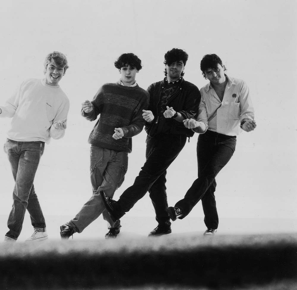 Hoje banda de apoio do late show <em>The Noite com Danilo Gentili</em>, do SBT, o Ultraje a Rigor j&aacute; foi grande e relevante. <em>N&oacute;s Vamos Invadir Sua Praia</em> (1985) tem m&uacute;sicas que fazem parte do inconsciente coletivo at&eacute; hoje: a faixa-t&iacute;tulo, <em>Mim Quer Tocar</em>, <em>Ci&uacute;me</em>, <em>In&uacute;til</em>, <em>Marylou </em>e <em>Eu Me Amo</em>. O conjunto est&aacute; h&aacute; doze anos sem um disco de in&eacute;ditas.
