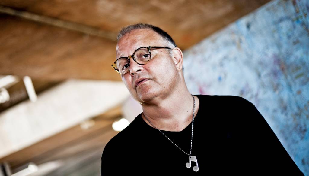 N&atilde;o havia p&aacute;reo para Guilherme Arantes nos anos 1980. Seus discos vendiam aos milhares e suas m&uacute;sicas eram trilhas de novelas, enfileirando sucessos como <em>Deixa Chover</em>, <em>Cheia de Charme</em> e <em>Planeta &Aacute;gua</em> em ritmo industrial. Depois de um per&iacute;odo de ostracismo, ele foi al&ccedil;ado ao status de cult no &uacute;ltimo ano com o lan&ccedil;amento de <em>Condi&ccedil;&atilde;o Humana</em>. A cr&iacute;tica logo abra&ccedil;ou o &aacute;lbum, enquanto nomes da nova safra musical brasileira declararam admirar o artista e at&eacute; participaram do disco. Foi o caso de Tulipa Ruiz, Kassin, Adriano Cintra, Curumin e outros.