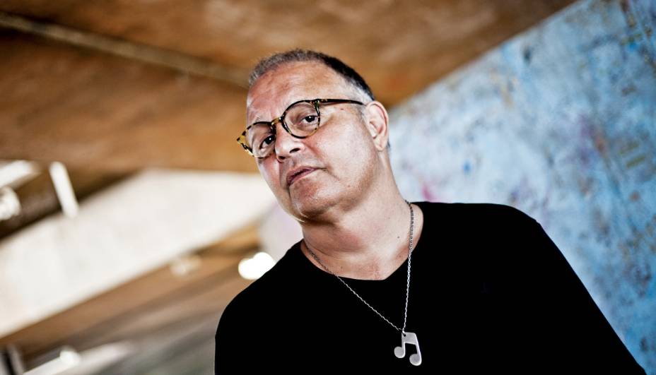 N&atilde;o havia p&aacute;reo para Guilherme Arantes nos anos 1980. Seus discos vendiam aos milhares e suas m&uacute;sicas eram trilhas de novelas, enfileirando sucessos como <em>Deixa Chover</em>, <em>Cheia de Charme</em> e <em>Planeta &Aacute;gua</em> em ritmo industrial. Depois de um per&iacute;odo de ostracismo, ele foi al&ccedil;ado ao status de cult no &uacute;ltimo ano com o lan&ccedil;amento de <em>Condi&ccedil;&atilde;o Humana</em>. A cr&iacute;tica logo abra&ccedil;ou o &aacute;lbum, enquanto nomes da nova safra musical brasileira declararam admirar o artista e at&eacute; participaram do disco. Foi o caso de Tulipa Ruiz, Kassin, Adriano Cintra, Curumin e outros.