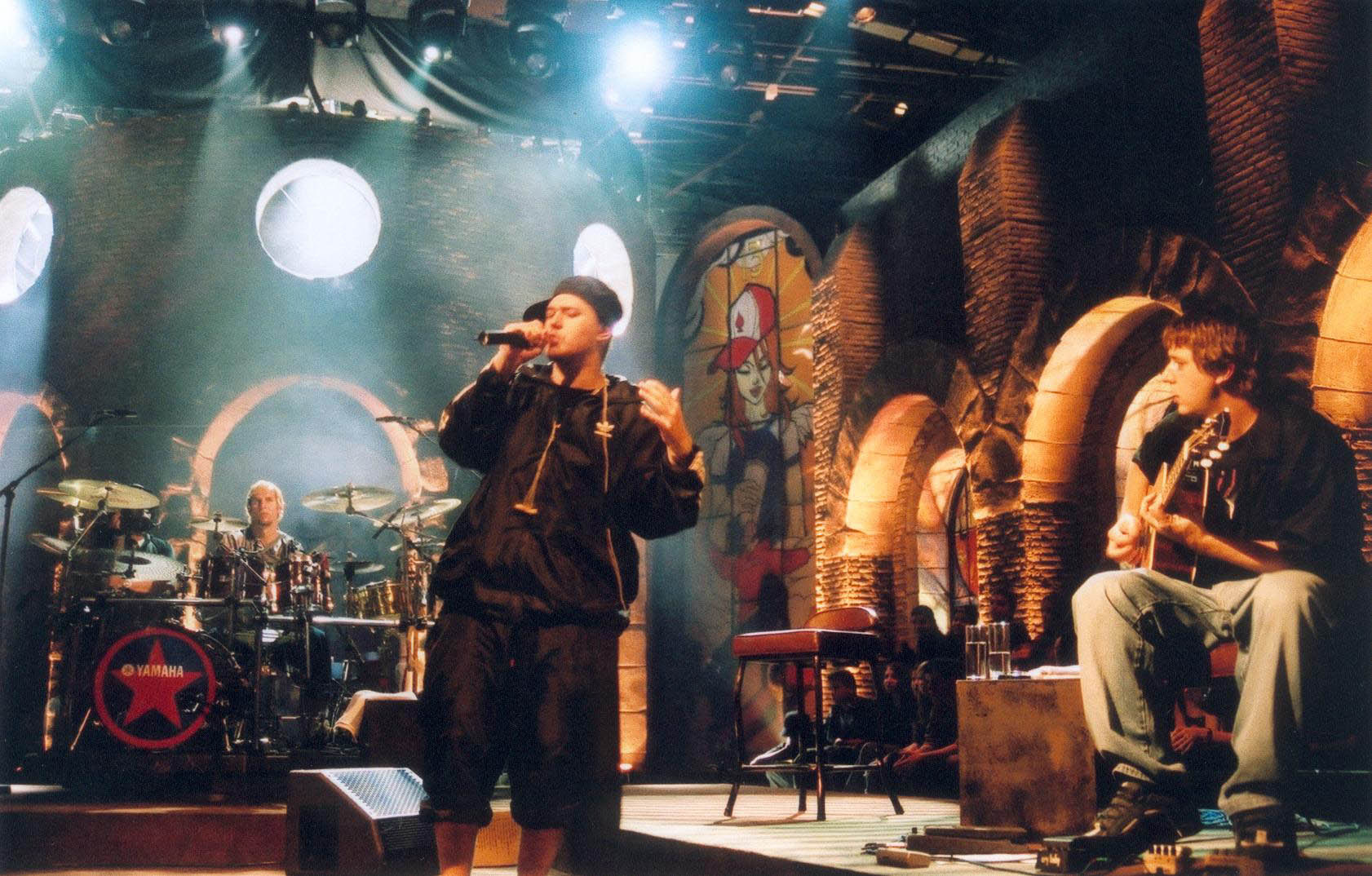 Formada em Santos, a banda cativou milhares de f&atilde;s adolescentes que logo se identificaram com a atitude &ldquo;rebelde&rdquo; e o skate-punk com influ&ecirc;ncias do hip hop feito pelo Charlie Brown Jr. O conjunto acabou de forma tr&aacute;gica, quando o vocalista e compositor Chor&atilde;o foi encontrado morto em seu apartamento depois de uma overdose de coca&iacute;na no ano passado. Os integrates restantes at&eacute; tentaram continuar juntos, agora com o nome A Banca, mas, meses depois, o virtuoso baixista Champignon cometeu suic&iacute;dio.