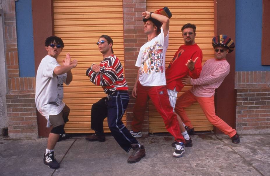 Assim como o Charlie Brown Jr., os Mamonas Assassinas foram uma aposta certeira do produtor Rick Bonadio. Divertid&iacute;ssimo e vers&aacute;til, o conjunto liderado por Dinho lan&ccedil;ou apenas um trabalho, hom&ocirc;nimo (1995), antes de acabar depois que o avi&atilde;o no qual os cinco integrantes viajavam se chocou&nbsp;contra a Serra da Cantareira em 1996.