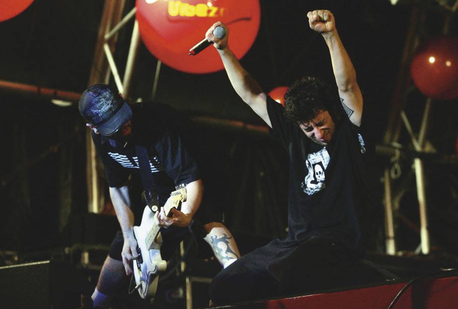Suavizando refer&ecirc;ncias que vinham do Bad Religion e de contempor&acirc;neos como o Green Day, o CPM 22 gravou um &aacute;lbum independente em 2000,<em> A Alguns Quil&ocirc;metros de Nenhum Lugar,</em> e logo foi convidado para integrar o selo de Rick Bonadio. As letras rom&acirc;nticas misturadas ao hardcore mel&oacute;dico foram a f&oacute;rmula do sucesso de <em>Chegou a Hora de Recome&ccedil;ar </em>(2002) e dos &aacute;lbuns seguintes. A banda permanece unida, ainda que a popularidade tenha arrefecido h&aacute; tempos.