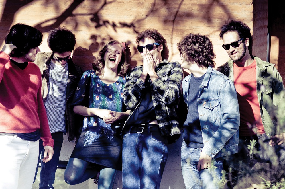 Condensando rock, soul, funk e uma pitada de jovem guarda, o Garotas Suecas &eacute; uma das boas bandas a surgir por aqui na &uacute;ltima d&eacute;cadas. <em>Feras M&iacute;ticas</em>, trabalho que foi lan&ccedil;ado no &uacute;ltimo ano, expandiu o leque de influ&ecirc;ncias e contou com vocais de todos integrantes &ndash; mudan&ccedil;a que se mostraria providencial para a sobreviv&ecirc;ncia da banda depois da sa&iacute;da do principal vocalista Guilherme Saldanha.
