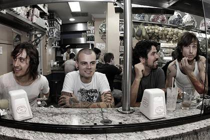 Declaradamente influenciados pelo rock brasileiro da d&eacute;cada de 1980, os integrantes do Vespas Mandarinas unem riffs pegajosos a letras espertas e em portugu&ecirc;s, mostrando que o idioma combina, sim, com as guitarras. O disco <em>Animal Nacional</em> (2013) deu novo f&ocirc;lego ao g&ecirc;nero na capital.