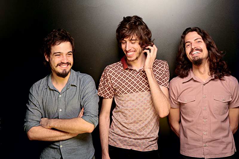 Para eles, ser moderno e tamb&eacute;m ser retr&ocirc;. Apegado &agrave;s sonoridades dos anos 1960,o trio faz uma m&uacute;sica funkeada e cheia de groove, que lembra o que era produzido por outros power trios como Jimi Hendrix Experience e Cream. At&eacute; o nome do bom disco de estreia, <em>66 </em>(2012), faz refer&ecirc;ncia &agrave; d&eacute;cada favorita de Tim Bernardes (voz e guitarra), Guilherme D&rsquo;Almeida (baixo) e Victor Chaves (bateria).