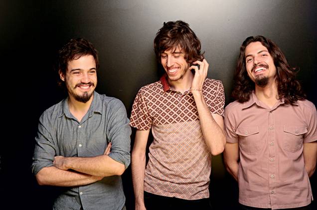Para eles, ser moderno e tamb&eacute;m ser retr&ocirc;. Apegado &agrave;s sonoridades dos anos 1960,o trio faz uma m&uacute;sica funkeada e cheia de groove, que lembra o que era produzido por outros power trios como Jimi Hendrix Experience e Cream. At&eacute; o nome do bom disco de estreia, <em>66 </em>(2012), faz refer&ecirc;ncia &agrave; d&eacute;cada favorita de Tim Bernardes (voz e guitarra), Guilherme D&rsquo;Almeida (baixo) e Victor Chaves (bateria).