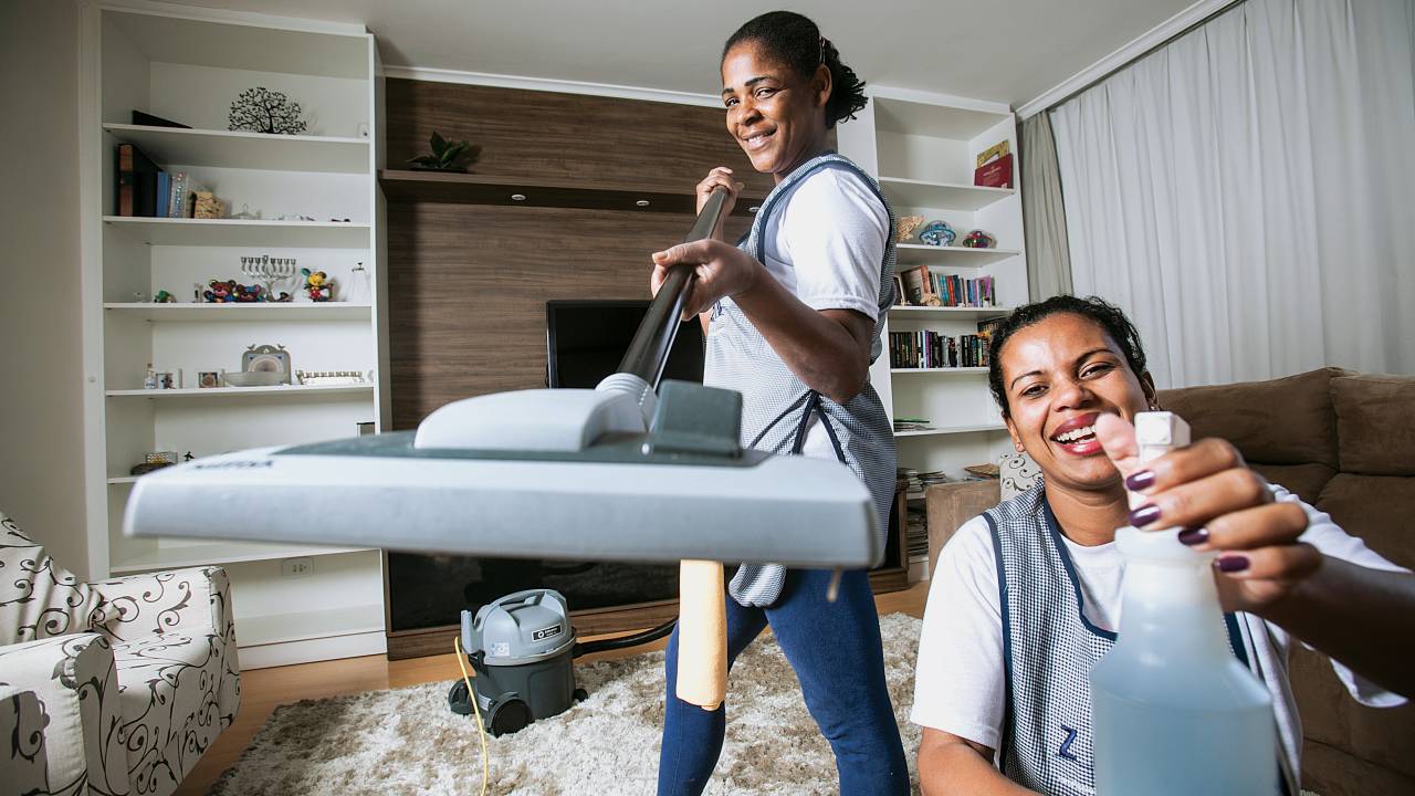 As funcionárias Márcia dos Santos e Ana Maria de Sá, da Limpeza com Zelo: o melhor atendimento
