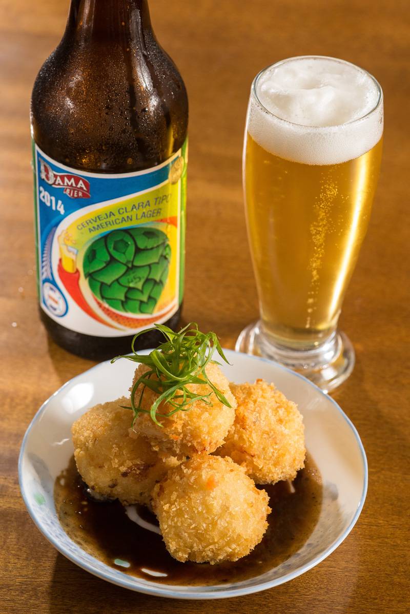 Jipangu OIzakaya: a por&ccedil;&atilde;o de croquete de batata e car&aacute; e lascas de salm&atilde;o