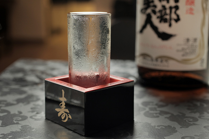 Dose de saquê Nanbu Bijin Honjozo servida no Quito Quito Dose de saquê Nanbu Bijin Honjozo servida no Quito Quito